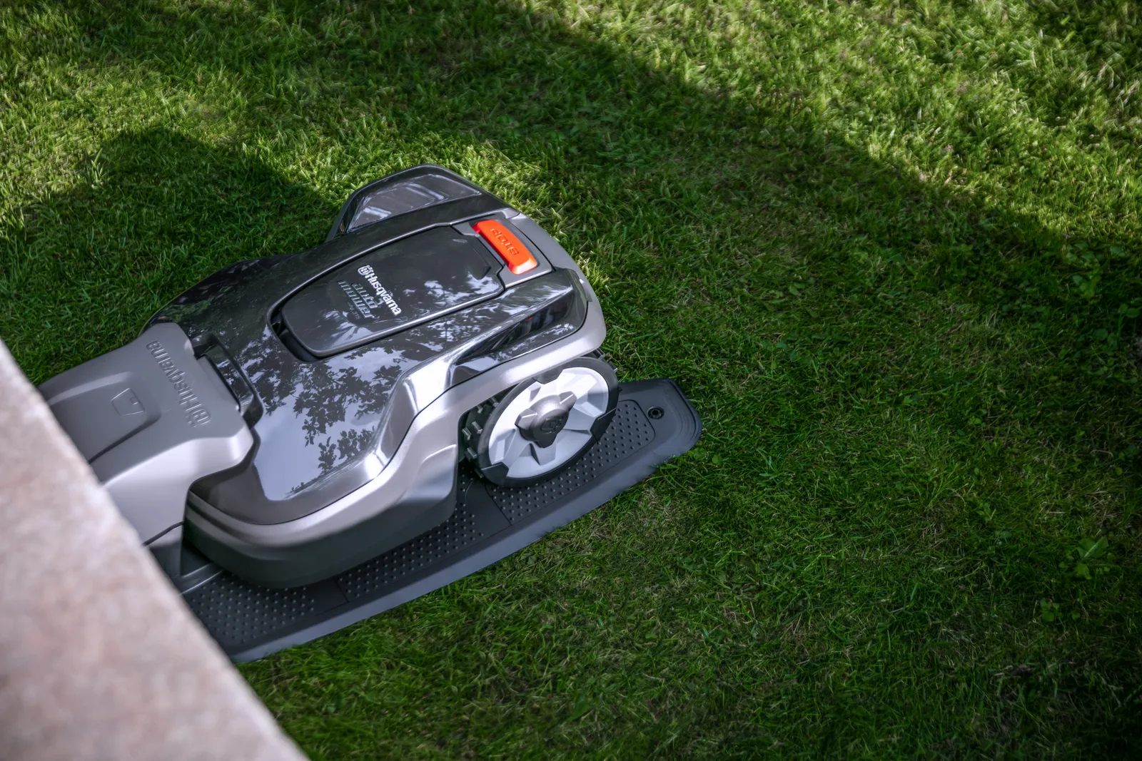 Робот-газонокосарка Husqvarna Automower на зарядній станції