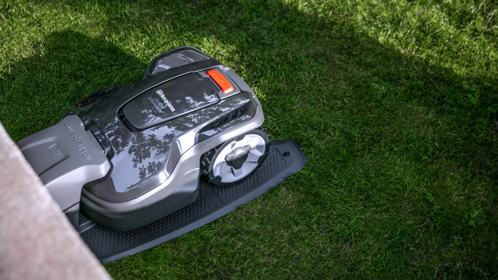Зарядна станція робота Husqvarna Automower на краю газону