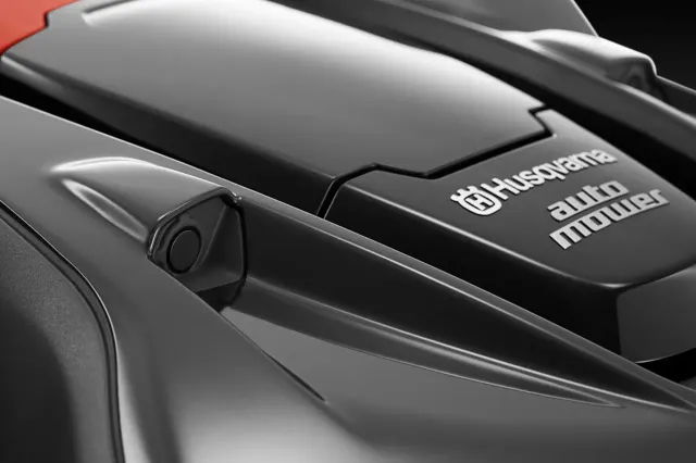 Вид крупним планом газонокосарки Husqvarna Automower, що демонструє її елегантний дизайн і фірмовий стиль.